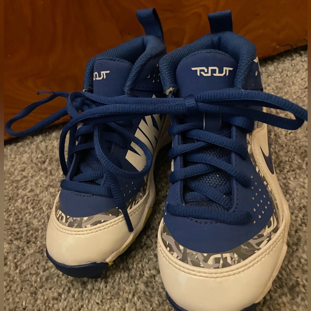 NIKE TROUT Kids size 11 blue and white baseball shoes